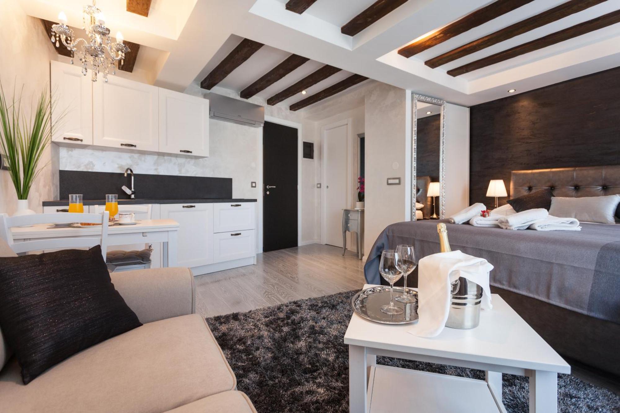 Royal Apartments Rovinj Buitenkant foto