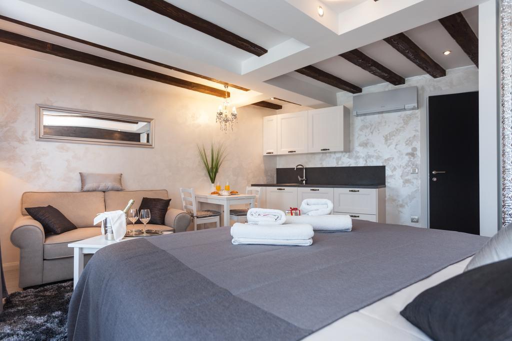 Royal Apartments Rovinj Buitenkant foto